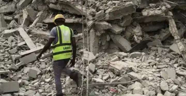 People narrowly escape death as another building collapses in Lagos State