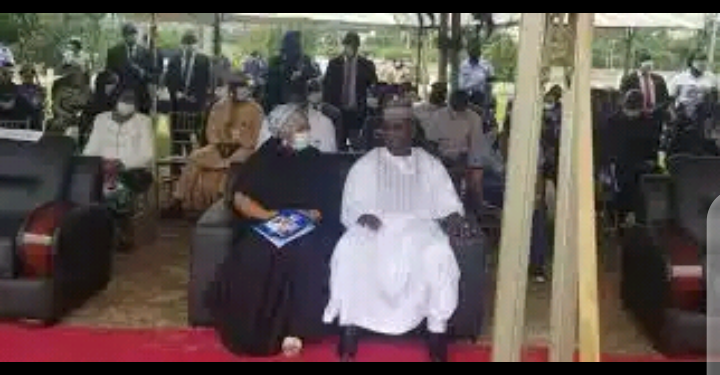Kogi gov fails to wear mask at Arotile’s funeral.