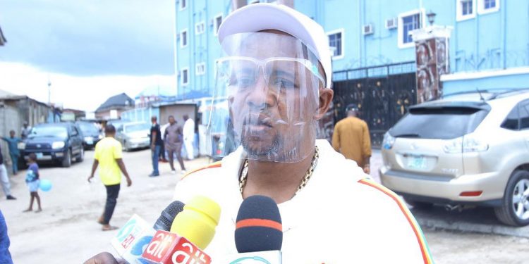 Dr. Sulaiman Adesina And Iba Community Youths in Cleaning-up exercise (Photos)