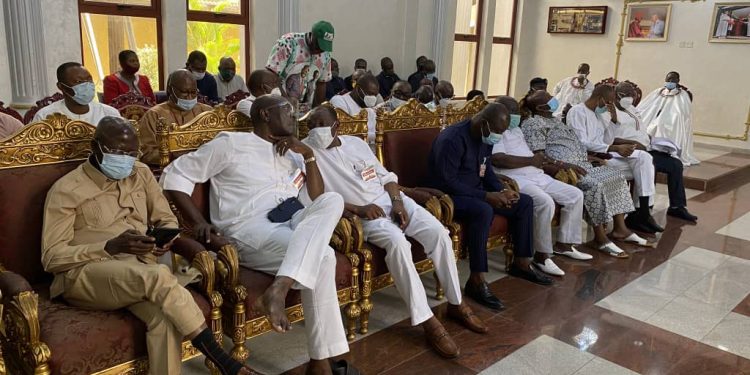 Photos As Oba Of Benin Meets Ize-Iyamu & Obaseki; As They Sign Peace Pact