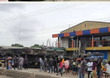 Trailer Crashes Into Shops In Lagos
