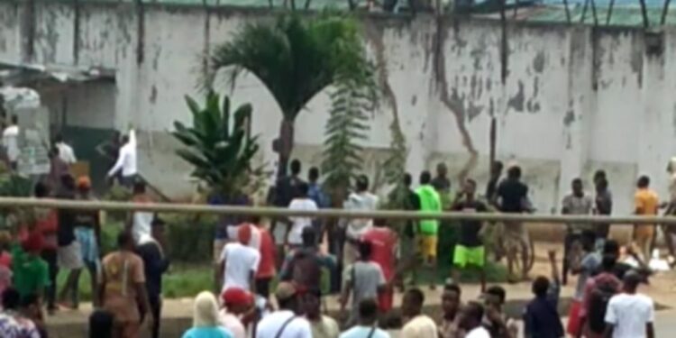 BREAKING: EndSARS: Protesters Break Benin Prison Wall, Free Inmates