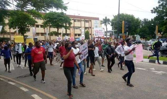 Lagos State Governor, Sanwo-Olu Pleads, Commuters Groan As #ENDSARS Protesters Block Major Roads