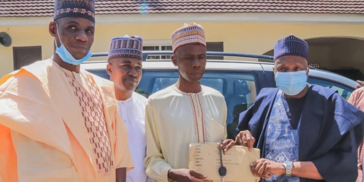 Dahiru Buba: Buhari Trekker Gets Car, N2 Million From Gombe Governor