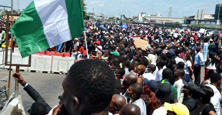 #EndSARS: Police, Soldiers Storm Lekki Toll Plaza