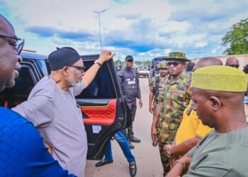 OWO ATTACK: GOV AKEREDOLU IN OWO, RECEIVES BRIEF FROM HEADS OF SECURITY AGENCIES…PHOTOS