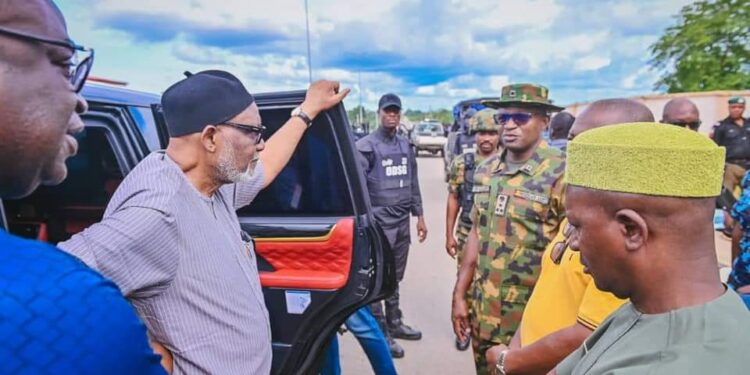 OWO ATTACK: GOV AKEREDOLU IN OWO, RECEIVES BRIEF FROM HEADS OF SECURITY AGENCIES…PHOTOS
