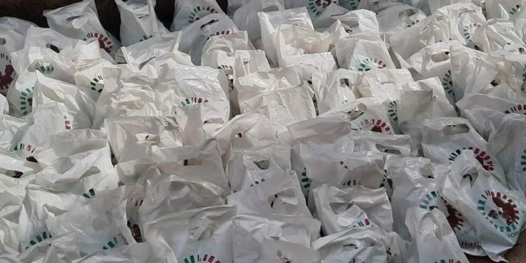 “We No Dey Give Shishi But We Dey Share Soap And Oil” – Nigerians Come After LP