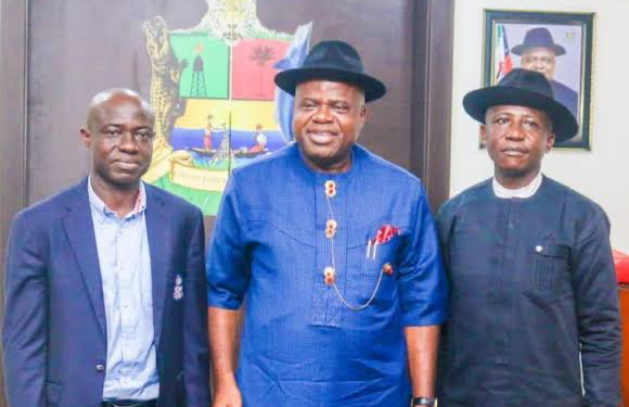 2023: APC Chieftains, Hundreds Of Supporters Defect To PDP