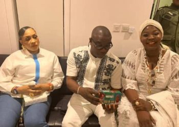 Tinubu 2023: Princess Adenike Akindele Takes Tinubu Campaign To KWAM I Musical Show; Distributes Special Tinubu Radios To Guests