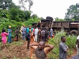Three Die As Truck Falls On Passenger Vehicle in Ondo
