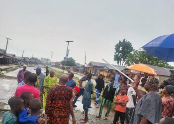 Olota, Oba Professor Adeyemi Obalanlege, visits rainstorm-affected areas in Sango-Otta