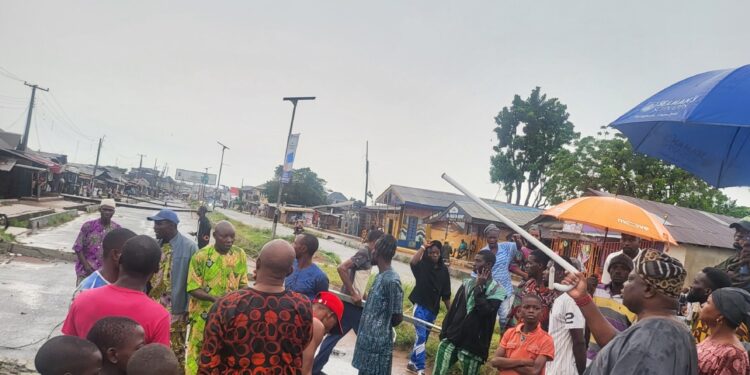 Olota, Oba Professor Adeyemi Obalanlege, visits rainstorm-affected areas in Sango-Otta