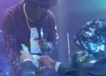 Burna Boy Showers Adewale Ayuba With Dollars During Viral Performance